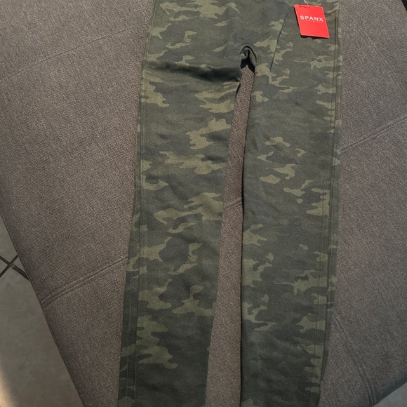 NWT- SPANX- Seamless Leggings for Women Tummy Control- Green Camo- Size XS - Picture 1 of 5